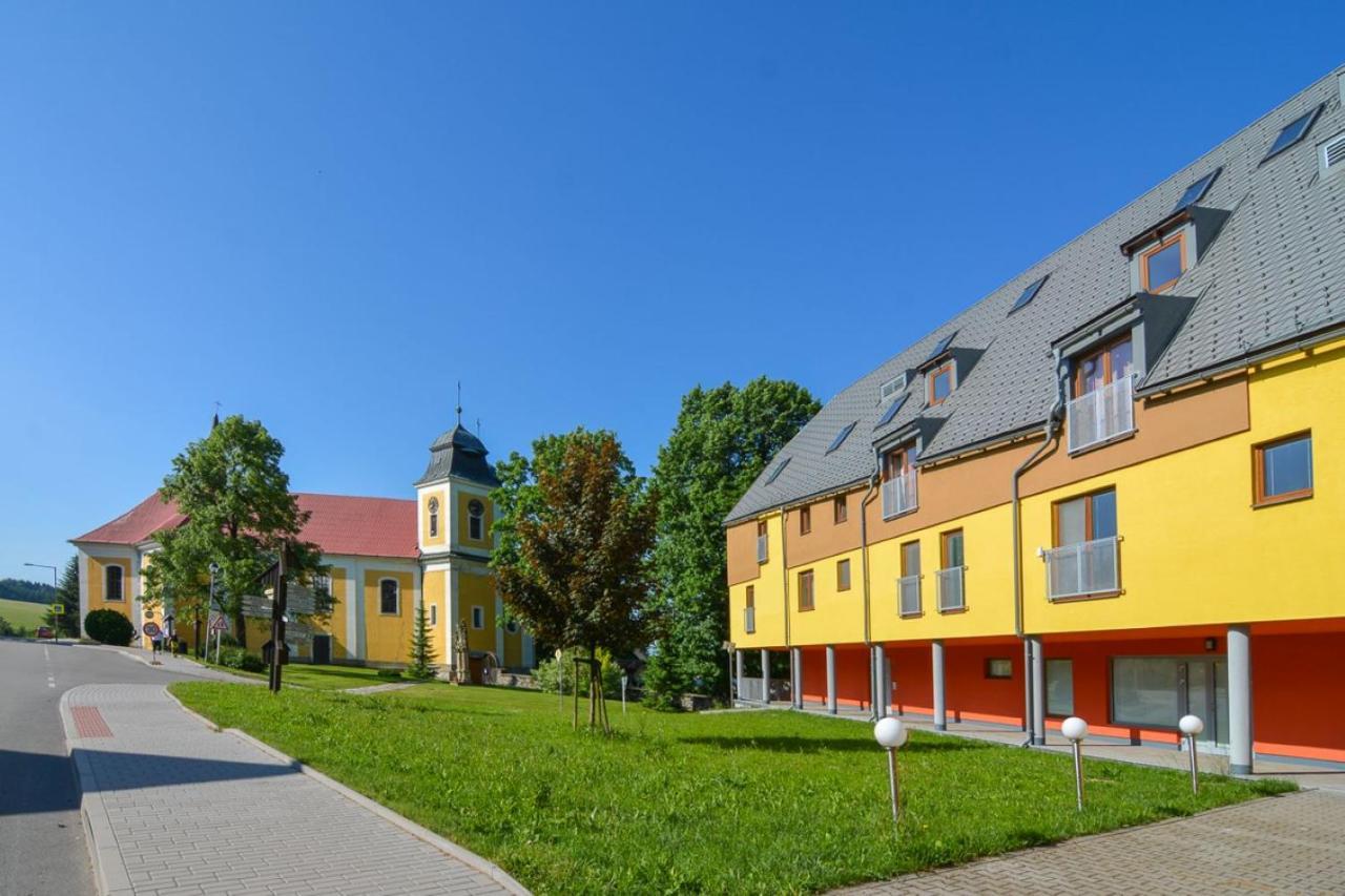 Apartman U Kostela デシュトネー・フ・オルリツキーフ・ホラーフ エクステリア 写真
